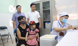 Phụ huynh TPHCM phấn khởi đưa trẻ đi ti&#234;m vaccine sởi trong ng&#224;y đầu ti&#234;n của chiến dịch