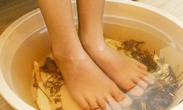 Ngâm chân ngải cứu có tác dụng gì?