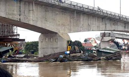 Hải Dương: B&#232; c&#225; tr&#244;i dạt tr&#234;n s&#244;ng Th&#225;i B&#236;nh mắc v&#224;o trụ cầu Hợp Thanh