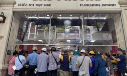 Người dân xếp hàng mua bánh trung thu ngày rằm tháng 8