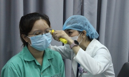 Đang lấy ráy tai bất ngờ chồng quay sang ôm, cô gái bị thủng màng nhĩ