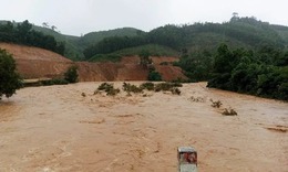 Lũ tr&#234;n c&#225;c s&#244;ng đang l&#234;n, nhiều điểm ở Quảng Trị bị ngập, chia cắt giao th&#244;ng