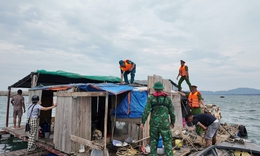 B&#227;o số 3 c&#225;ch Quảng Ninh 450km