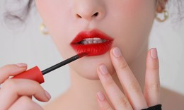 Cách tô son giúp môi mềm mại, không bị khô