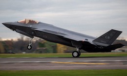 Ti&#234;m k&#237;ch F-35 Anh va chạm với chim