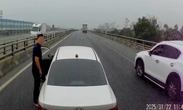 Danh t&#237;nh t&#224;i xế &#244; t&#244; chặn đầu xe kh&#225;ch tr&#234;n cao tốc ở l&#224;n 100km/h