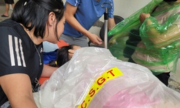 Hà Nội: CSGT nhường áo mưa, đưa 2 bệnh nhi qua điểm ngập chuyển viện cấp cứu