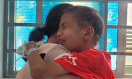 Sức khỏe của b&#233; trai bị suy giảm miễn dịch yếu hơn, vẫn cần sự trợ gi&#250;p của cộng đồng