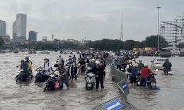 H&#224; Nội sau mưa lớn, người d&#226;n b&#236; b&#245;m giữa &#39;biển nước&#39; trong giờ cao điểm