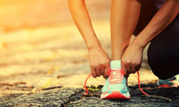 Đi bộ 45 phút hay chạy bộ tại chỗ 20 phút - Cách nào có nhiều lợi ích và tốt hơn cho đầu gối?