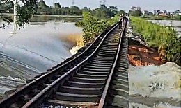 Nước lũ cuốn tr&#244;i nền đường sắt H&#224; Nội - Th&#225;i Nguy&#234;n, đơn vị quản l&#253; l&#234;n tiếng