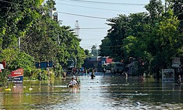Hà Nội: Quốc lộ 3 ngập gần 1 mét, người dân di chuyển thế nào?