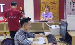 Nhiều thương hiệu bạc đồng loạt ngừng nhận đơn đặt hàng, quầy giao dịch vắng vẻ lạ thường