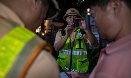 Thấy CSGT, nhiều người quay đầu, leo vỉa hè vẫn không thoát kiểm tra nồng độ cồn