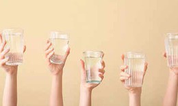 Nên uống bao nhiêu cốc nước mỗi ngày để kiểm soát axit uric?
