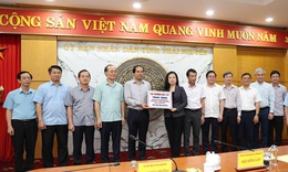 Bộ trưởng Đ&#224;o Hồng Lan thăm, trao qu&#224; hỗ trợ ng&#224;nh y tế Th&#225;i Nguy&#234;n khắc phục hậu quả mưa lũ