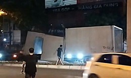 Hà Nội: Tài xế làm rơi nhà lắp ghép xuống đường bị phạt nặng
