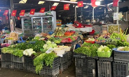 Sau mưa bão, giá rau xanh ở chợ dân sinh Hà Nội lại leo thang