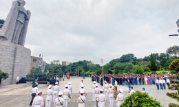 Đại biểu dự Đại hội Đảng bộ TPHCM dâng hương tưởng niệm Anh hùng Liệt sĩ trước giờ khai mạc phiên trù bị