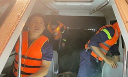 Người bố &#244;m hai con nghi nhảy cầu Bến Thuỷ