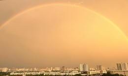 Bầu trời Hà Nội vàng rực kỳ lạ, xuất hiện cầu vồng từ sáng sớm