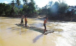 Lũ cuốn tr&#244;i cầu, người d&#226;n kết b&#232; liều m&#236;nh qua suối