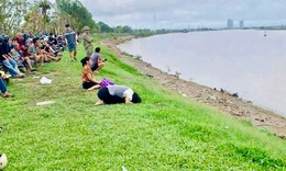 Vụ cha &#244;m hai con nhảy cầu Bến Thuỷ: T&#236;m thấy thi thể hai b&#233; g&#225;i