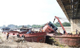 Trục vớt t&#224;u đắm tr&#234;n s&#244;ng L&#244; sau vụ tai nạn thương t&#226;m khiến 2 người tử vong