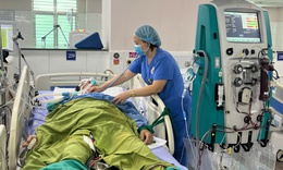 &#39;Ph&#225;o đ&#224;i trắng&#39; giữa biển nước