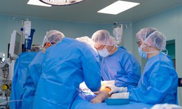 Bệnh nhân nhỏ tuổi đầu tiên tại Việt Nam được thay khớp háng toàn phần thành công