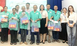 Nhiều bệnh nhân ở BVĐK Khánh Hòa được truyền thông về bệnh gout và nhận quà