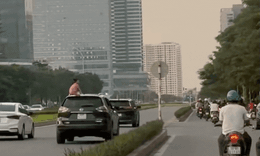 Ph&#225;t hoảng clip trẻ ngồi tr&#234;n n&#243;c &#244; t&#244; khi đang di chuyển