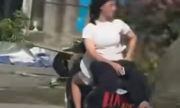 Hai nữ sinh Tuy&#234;n Quang &#39;l&#224;m xiếc&#39; tr&#234;n xe m&#225;y điện