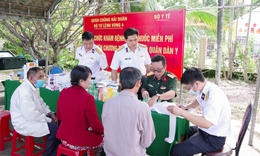 Bác sĩ quân y khám bệnh, cấp thuốc miễn phí cho hơn 300 gia đình ở Khánh Hòa