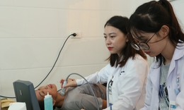 Khám sức khỏe nội tiết, sinh sản và tặng quà cho hơn 100 phụ nữ vùng bão lũ