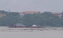 Chở kh&#225;ch qua s&#244;ng khi nước lũ chảy mạnh, c&#244;ng ty vận tải đường thủy bị xử phạt