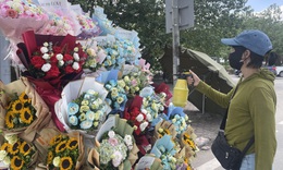 Câu chuyện của những người phụ nữ bán hoa dạo ngày 20/10