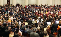 Tổng B&#237; thư T&#244; L&#226;m v&#224; Phu nh&#226;n dự Chương tr&#236;nh h&#242;a nhạc tại Phần Lan