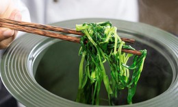 Khi ăn cơm, nên ăn rau hay thịt trước để giảm cân hiệu quả?