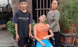 Xót xa hoàn cảnh người đàn ông đơn thân chăm mẹ già và con nhỏ gặp tai nạn nghiêm trọng cần tiền ghép sọ não