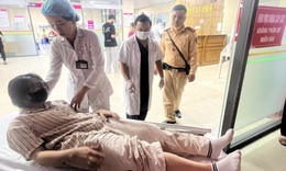 CSGT dẫn đường đưa người bị tai nạn đi cấp cứu giữa giờ cao điểm