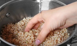 Ngâm gạo lứt trước khi nấu có tác dụng gì?