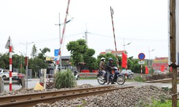 CSGT bất ngờ kiểm tra an to&#224;n đường sắt, đo nồng độ cồn của nh&#226;n vi&#234;n g&#225;c chắn 