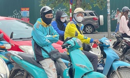 Hà Nội đón gió lạnh đầu mùa, người dân khoác áo ấm xuống phố