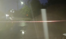 Taxi điện bị nước lũ cuốn trôi trong đêm, tài xế may mắn thoát nạn