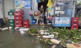 Mưa lớn, triều cường d&#226;ng, người d&#226;n ven biển Huế vật lộn giữa biển nước v&#224; r&#225;c thải