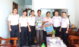 Vùng 4 Hải quân trao nhiều suất quà cho đối tượng chính sách, gia đình khó khăn
