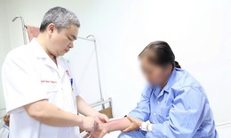 Cấy chỉ giảm đau xương khớp, người phụ nữ bị nhiễm tr&#249;ng vi&#234;m m&#244; b&#224;o