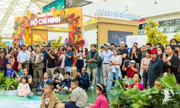 Người d&#226;n xếp h&#224;ng trải nghiệm &#39;si&#234;u hội chợ&#39; trong  ng&#224;y đầu mở cửa