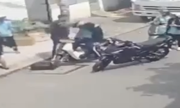 Nam thanh niên chở theo bạn gái dùng mũ bảo hiểm đánh 2 học sinh, 1 em xuất huyết não